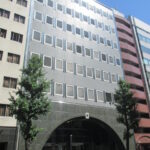 【錦ＳＩＳビル】4階192.95坪 中区錦３丁目、本町通沿いアーチ状のエントランスが印象的な大型ビル
